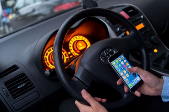 Смартфоны угрожают безопасности, да и штраф за их использование за рулем можно легко получить