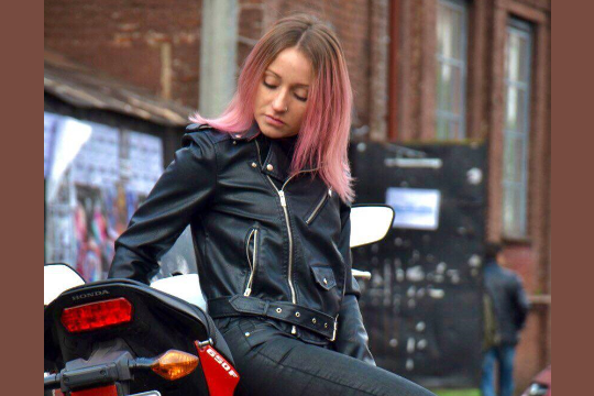 «Я и мой железный друг»: девушка и мотоцикл