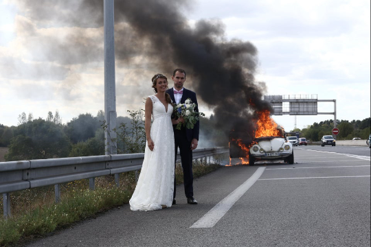 Молодожены на фоне горящего авто: правда или фотошоп?