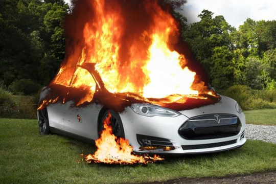 Батарея Пандоры — почему так сильно горят Tesla и другие электромобили