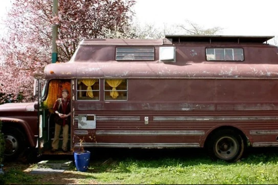 Дедушка превратил автобус в сказочно уютный дом