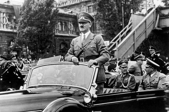 Гитлер на своем любимом Mercedes-Benz 770K