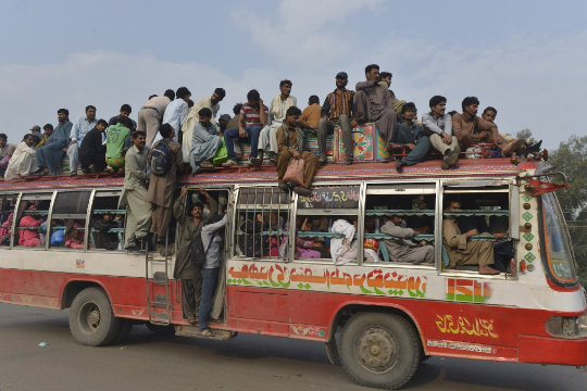 Бангладеш – убитые автобусы и люди на крышах поездов и это в добавок к жуткому трафику