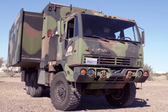 Военный грузовик с расширяющимися бортами становится кемпером с солнечной крышей
