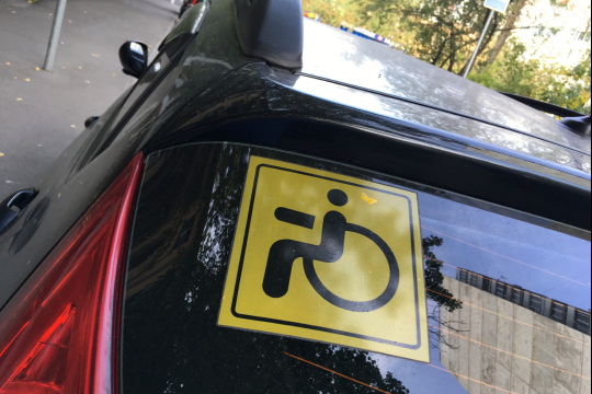 Инвалидов в России, возможно, не будут штрафовать за неоплаченную парковку