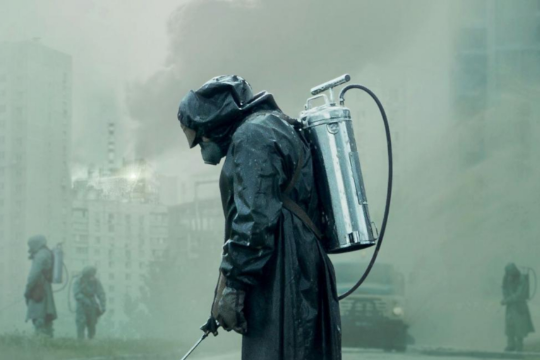 Медикам отдали защитные костюмы из сериала «Чернобыль»