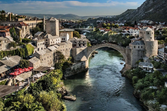 Босния и Герцеговина, расположенная на Балканском полуострове, ранее была частью Югославии, но получила независимость в 1992 году. Эта очаровательная страна имеет глубокую историю того, как ей правили другие страны.