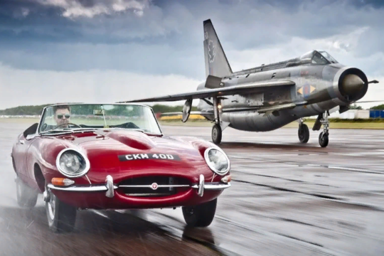 самый красивый автомобиль из всех когда-либо существовавших Jaguar - это Jaguar E-type. Этот автомобиль 1961-го года выпуска.