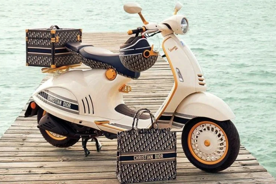 Dior представила скутер Vespa.