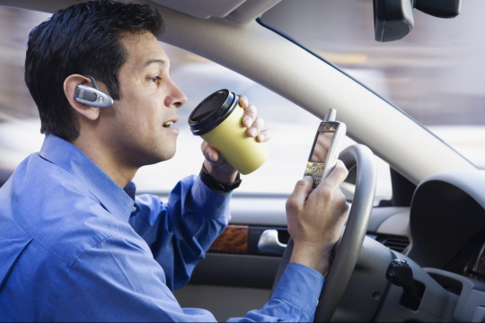 Риск возникновения аварийных ситуаций вырастает в 4 раза из-за разговоров по телефону за рулем и в 20 раз из-за сообщений в переписке.