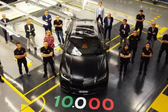 Компания Lamborghini объявила, что спустя два года после выхода на рынок, с конвейера сошел 10-тысячный Lamborghini Urus. Этот автомобиль отправится в Россию.