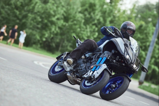 Два колеса спереди: почему у мотоцикла Yamaha Niken такая странная конструкция?