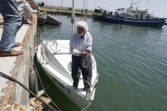 Кругосветка в 74 года: судовый механик, который собрал лодку на балконе