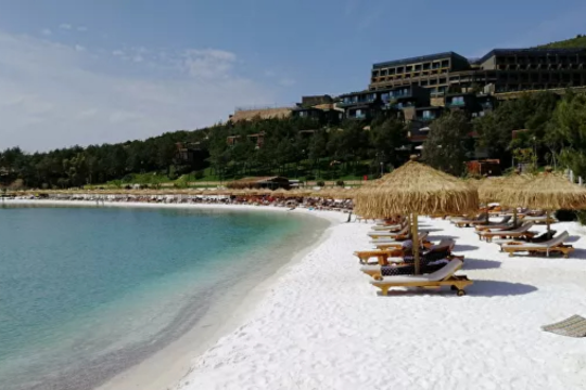 Пляж в Турции, на котором избили украинскую модель временно закрыт