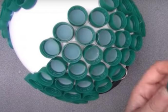 Одна девушка взяла 140 крышечек от пластиковых бутылок и сделала необычный шлем. Своей работой она, конечно, поделилась в социальных сетях