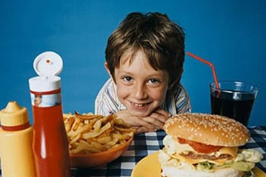 Диетологи назвали самые вредные для детей продукты питания