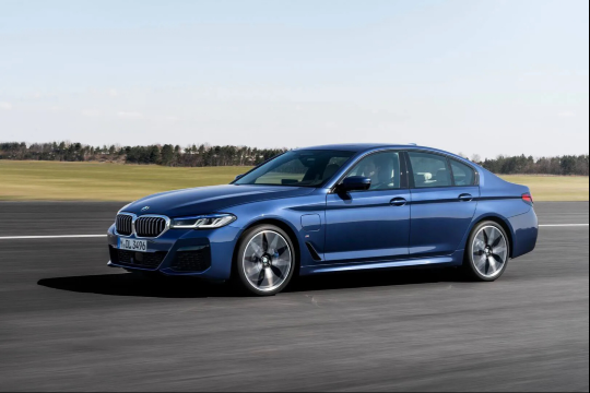 Расход 1,5 литров на 100 километров: BMW представила эксклюзивный гибридный седан 5-series