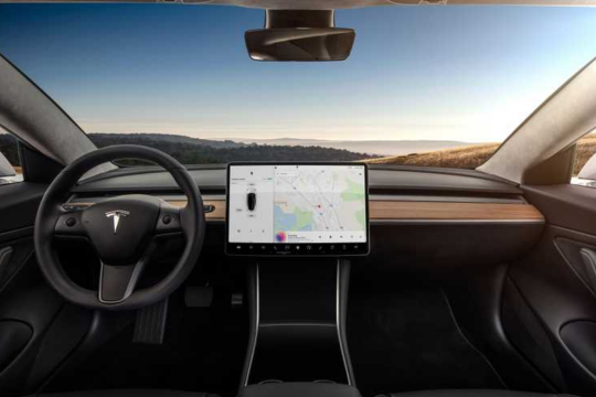 Автопроизводители копируют салон Tesla с большим сенсорным экраном