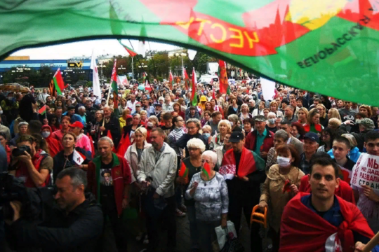 Сторонники Александра Лукашенко 14 октября провели марш-шествие «За мирную Беларусь»