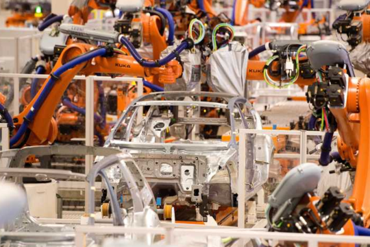 Volkswagen заказал 2200 роботов для производства электрокаров