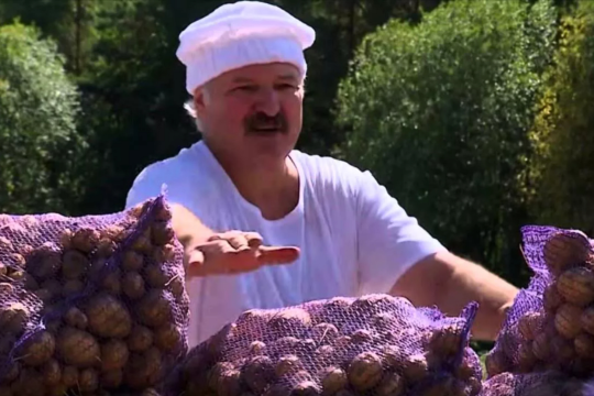 Лукашенко передал личный урожай картофеля ОМОНу