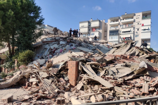 В Греции и Турции произошло землетрясение, в результате которого погибли люди и произошли наводнения