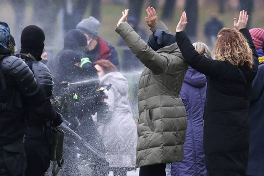 В Минске против протестующих применили спецсредства и светошумовые гранаты