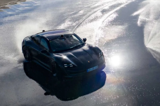 Porsche Taycan поставил мировой рекорд по дрифту электрокара, проехав боком 42 километров