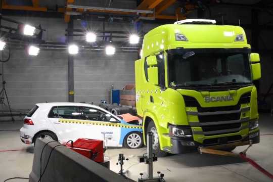 Видео: Scania провела краш-тест электрического грузовика