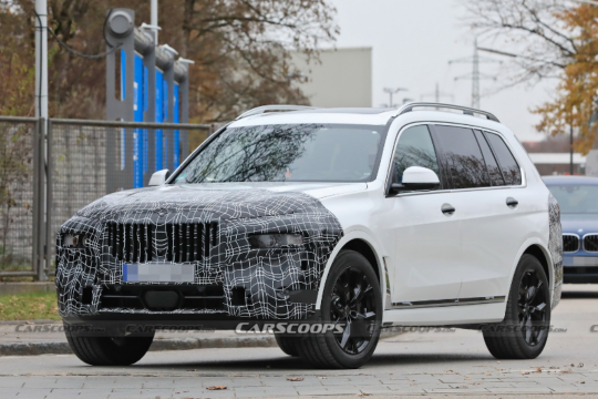 Фотографы-шпионы сфотографировали рестайлинговый BMW X7 2022 года