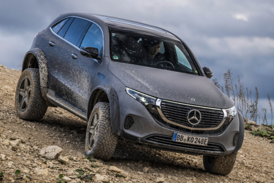 Видео: электрический внедорожник Mercedes-Benz EQC 4×42 ездит по экстремальному бездорожью