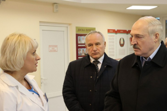 Лукашенко заявил, что посещает больницы и не надевает защитный костюм