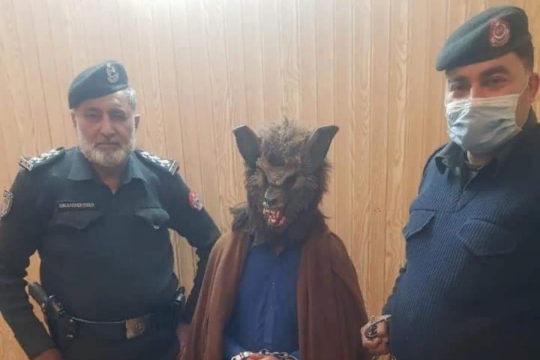 Задержанный студент-пакистанец, обвиняется в том, что умышленно пугал детей и женщин на Новый Год в Пешаваре разъезжая по городу на мопеде в костюме волка.