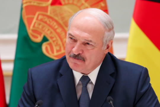 Лукашенко заявил, что у него нет смартфона