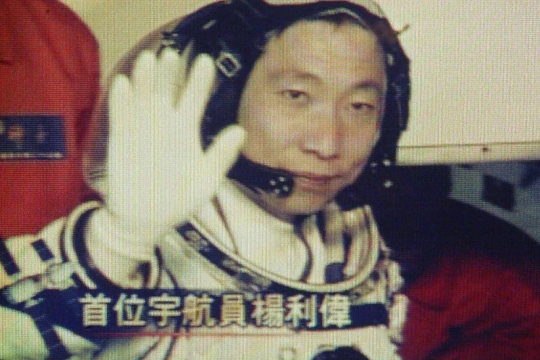 Китайский астронавт рассказывал о странном "стуке" за бортом
