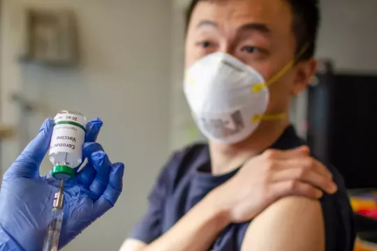 Си Цзиньпин заявил о готовности Китая поставлять в Беларусь вакцину против коронавируса