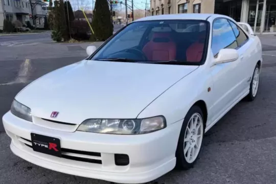 Спортивную праворульную Honda Integra Type R в Канаде 1996 года могут купить всего за 12 тысяч долларов.