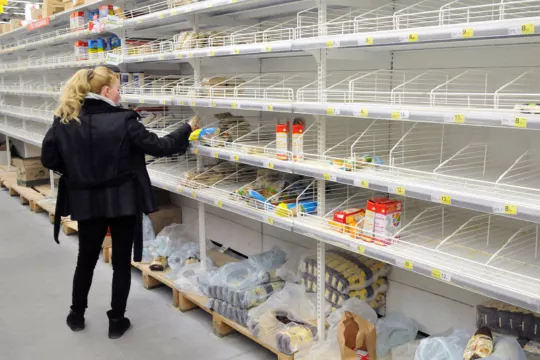 Экономисты предсказывают дефицит товаров в Беларуси из-за заморозки цен