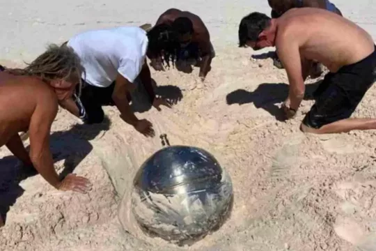 На Багамах нашли странный шар с надписями на русском языке