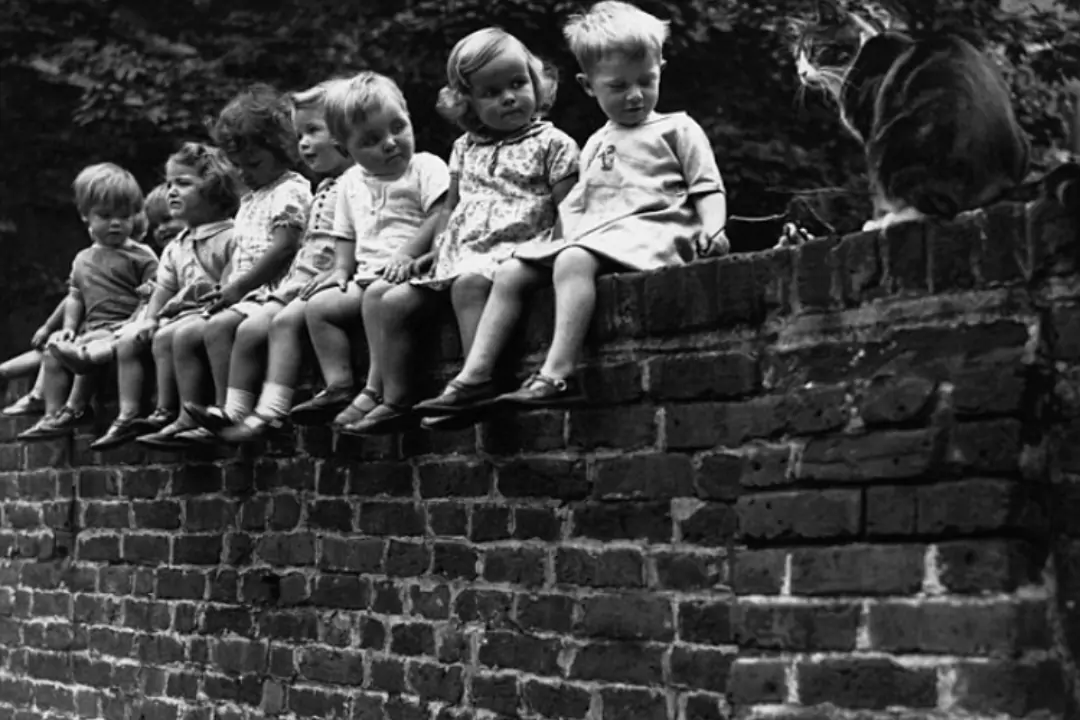 Как жили дети в 1930 годы. Старые детские фотографии. Дети прошлого. Клетка для прогулок детей 1930. Фото детей до года старые.