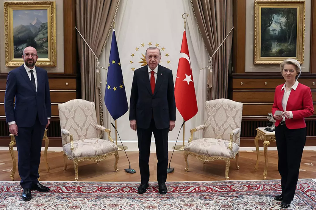Главе комиссии ЕС на встрече с президентом Турции не хватило кресла