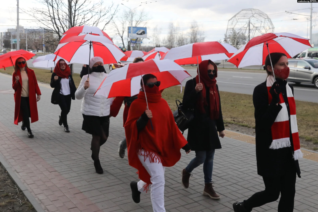 В Минске девушка получила 25 суток ареста за прогулку под бело-красным зонтом