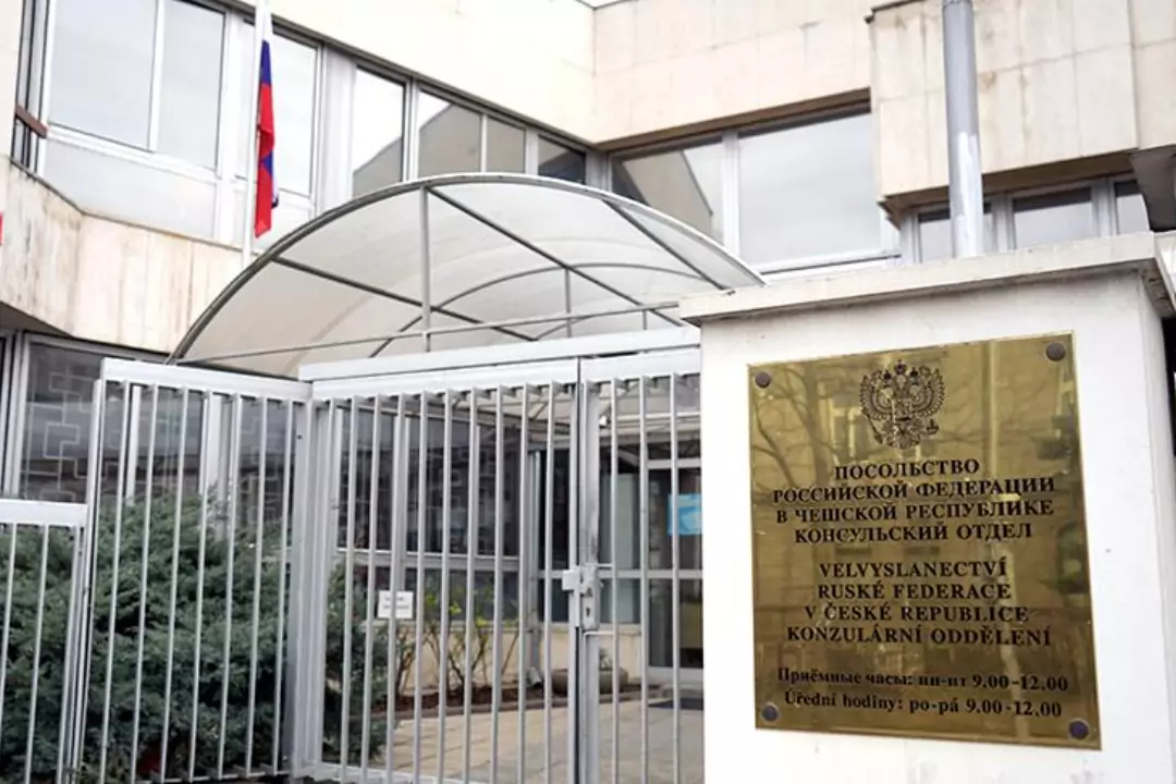Чехия высылает еще 60 сотрудников посольства РФ в Праге, так как Россия не ответила на ультиматум