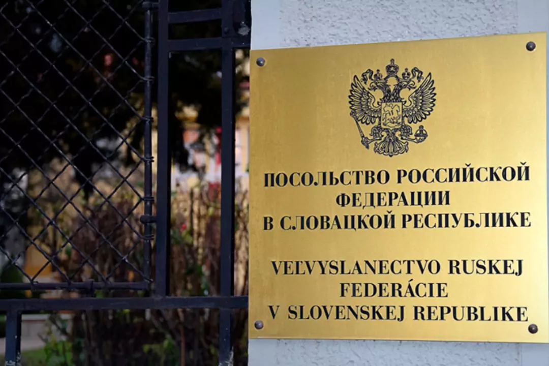 Словакия высылает трех российских дипломатов
