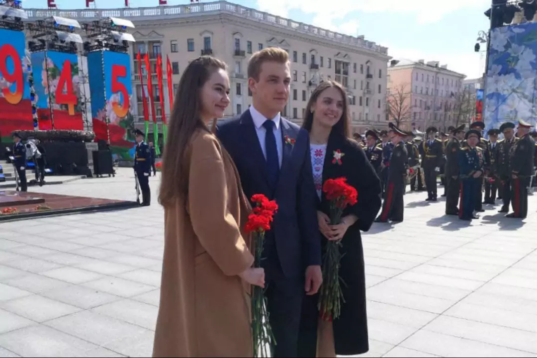 Николай Лукашенко оказался в эпицентре внимания во время празднования Дня Победы