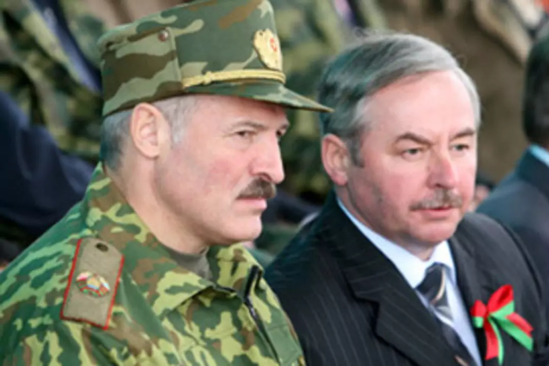 Лукашенко, принимая отставку Шеймана: "Не дай бог нам с тобой еще взять автомат в руки и защищать страну"