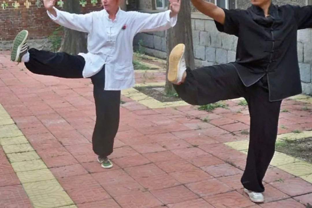 Китайское упражнение на одной ноге считают эликсиром от 1000 болезней