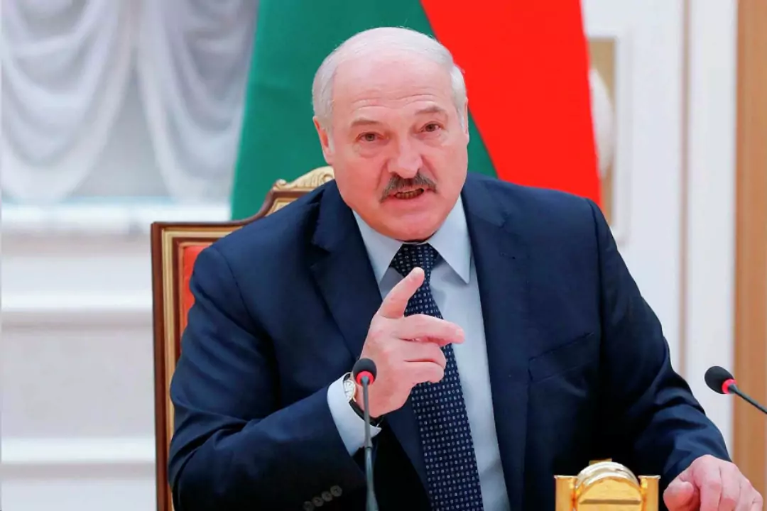 Лукашенко допустил ввод военного положения из-за санкций