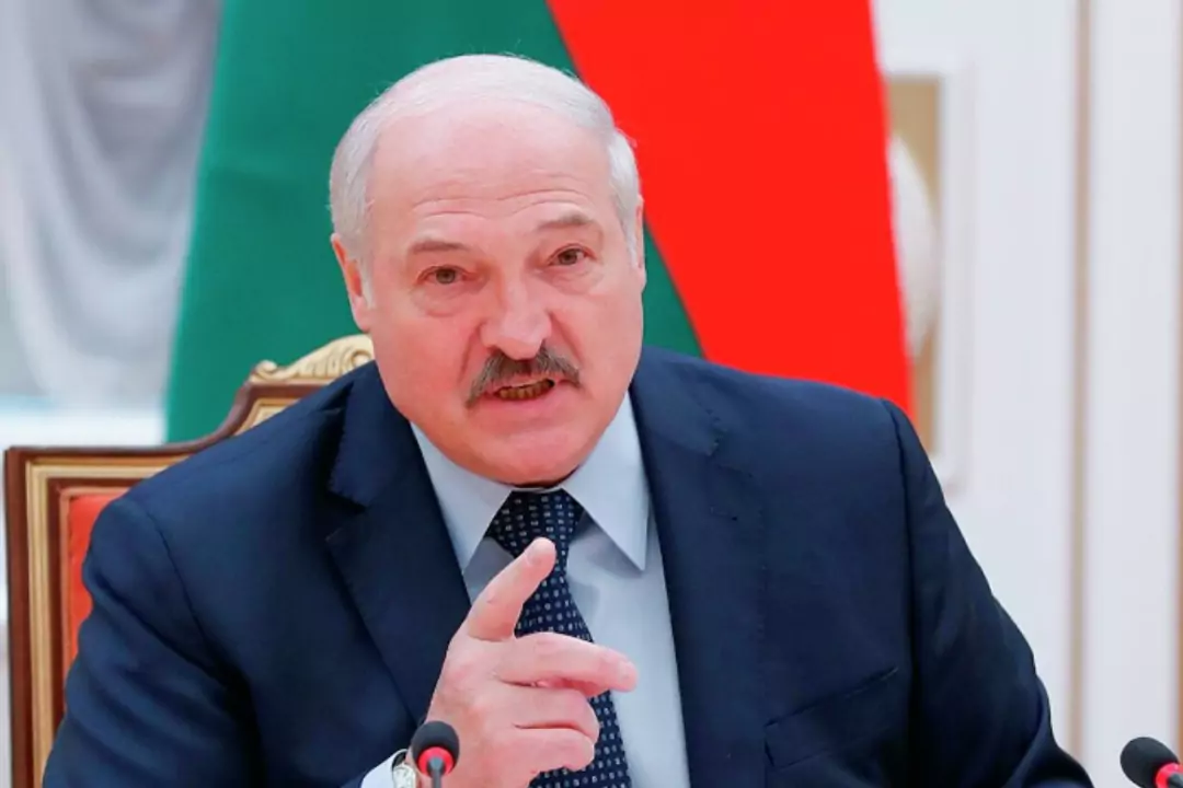 Лукашенко призвал послов защищать госфлаг даже под угрозой жизни