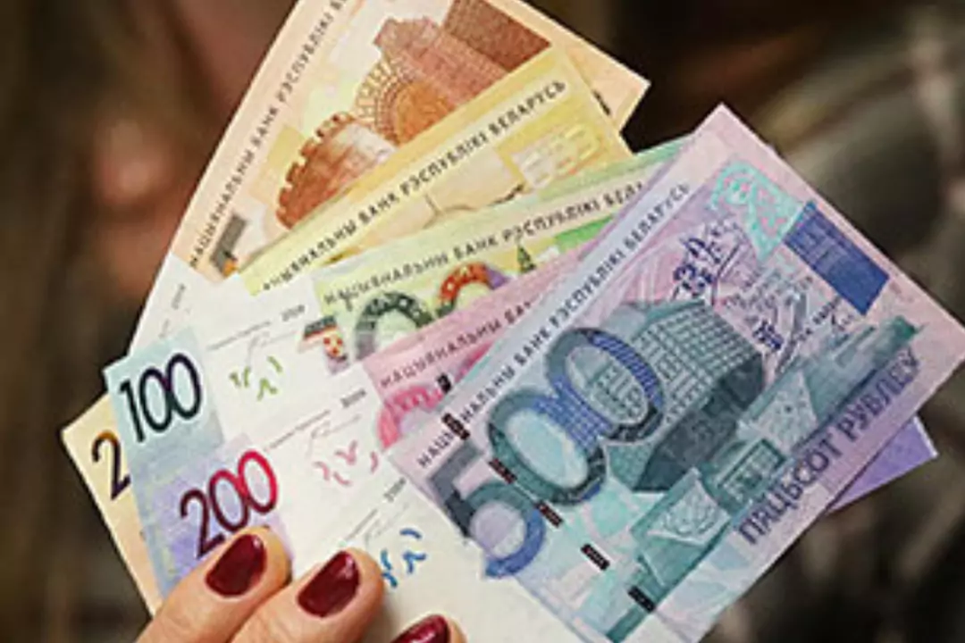 Средняя зарплата белорусов в июне стала рекордной и превысила 570 долларов США
